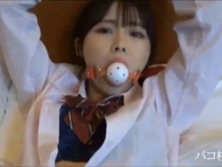 狠狠捏着两个奶头折磨与00后母狗的海南之旅（看下面）
